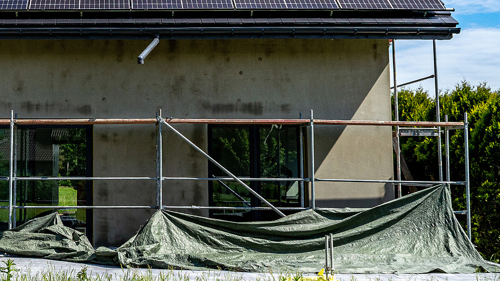 Osłony pomagają ograniczać wpływ intensywnego nasłonecznienia na wykonywane ocieplenie.